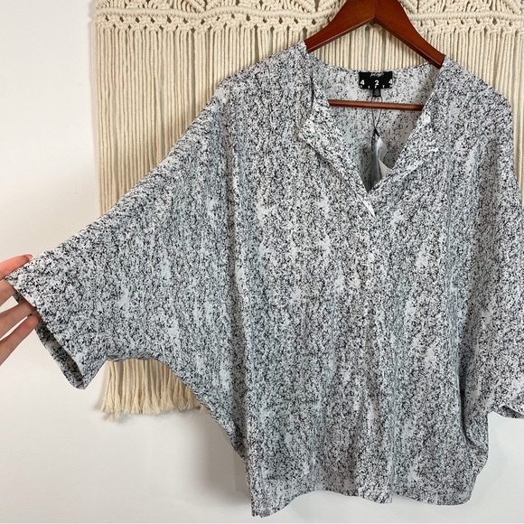 424Fifth NWT Lord & Taylor Abstract Black & White Blousy Short Sleeve Top Large - Picture 4 of 12